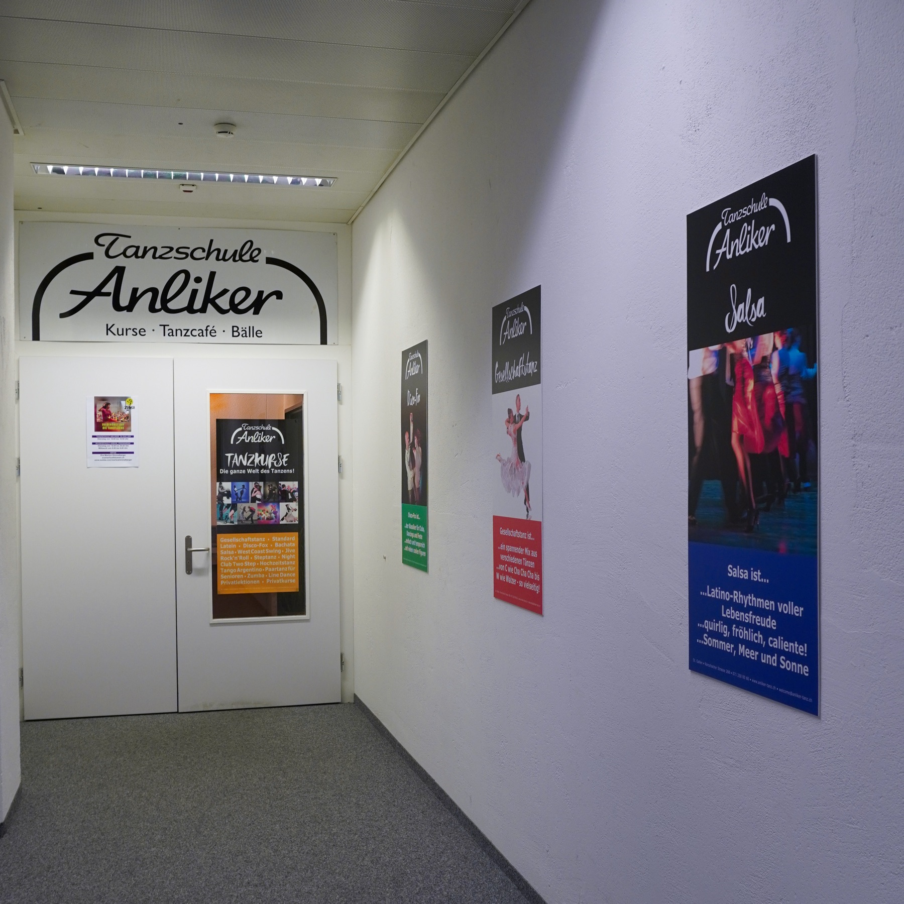 Eingang und Garderobe der Tanzschule